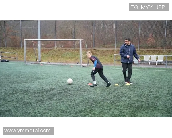 足球场上踩球的球星高清瞬间展现技巧与风采 足球场上踩球的球星高清瞬间展现技巧与风采